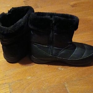 Source Unknown Black Winter Boots